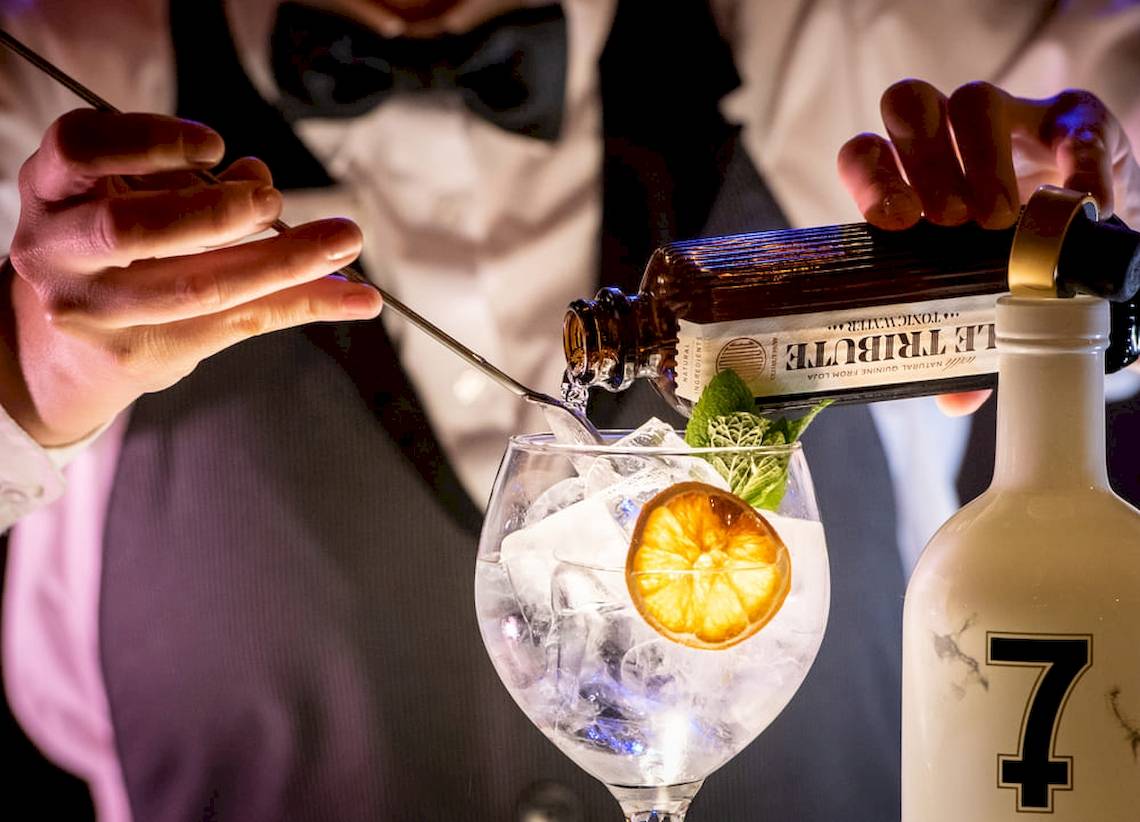 Cocktail-Zubereitung im GF Gran Costa Adeje Hotel mit Zitrone und Minze