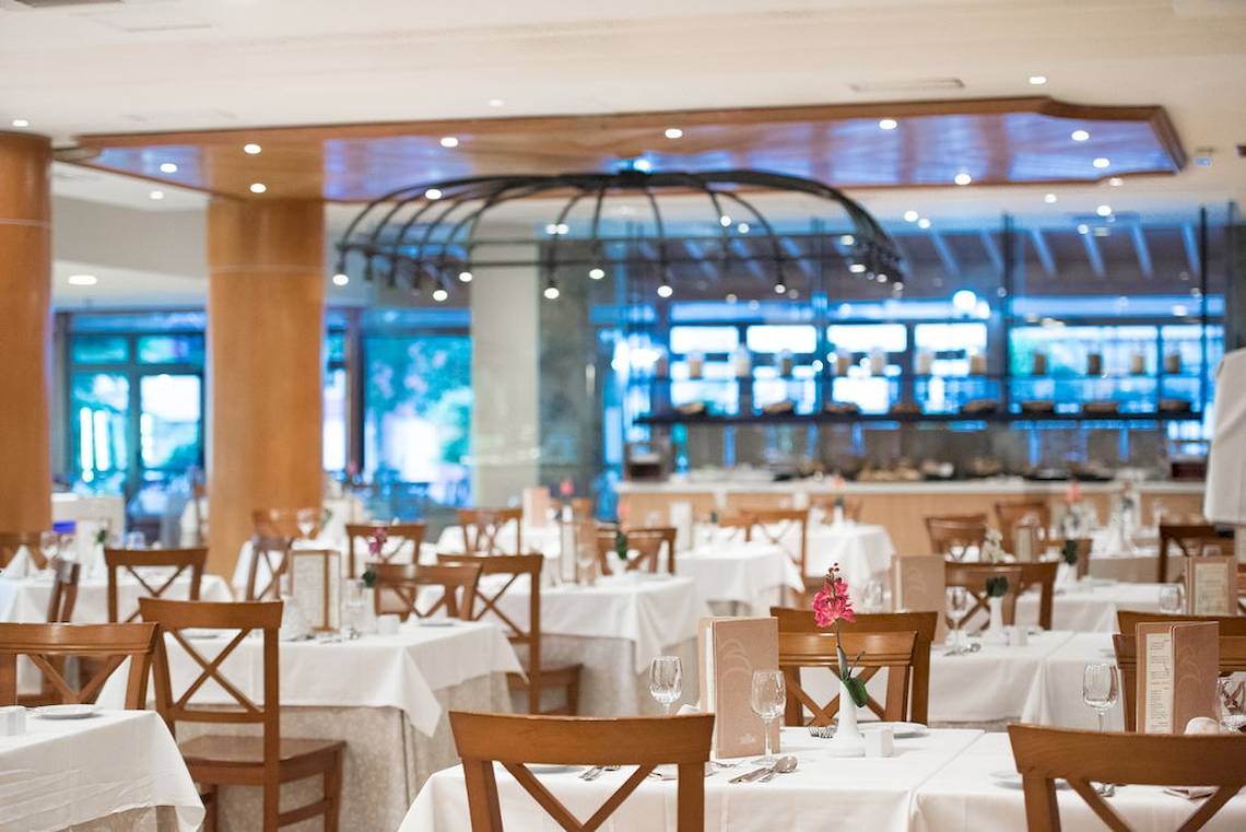 GF Gran Costa Adeje Hotel Innenraum Restaurant mit vielen gedeckten Tischen