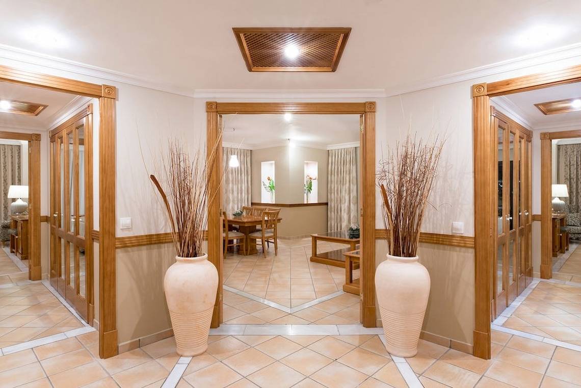 Innenbereich des GF Gran Costa Adeje Hotels mit gefliestem Boden und großen Vasen.