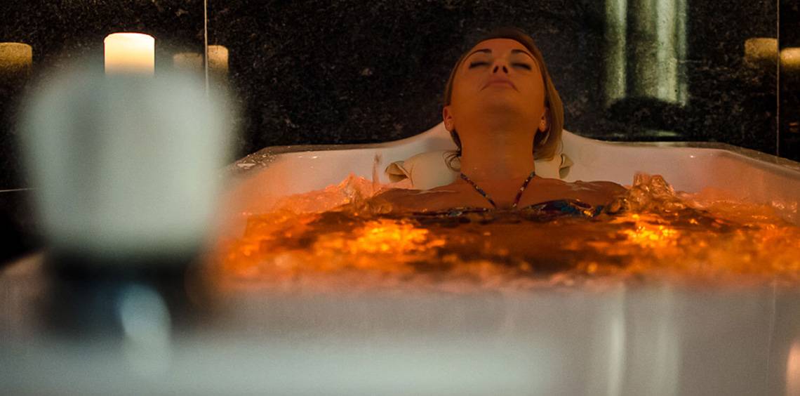 Frau genießt Entspannung in einem Whirlpool im Lopesan Villa del Conde Resort & Thalasso