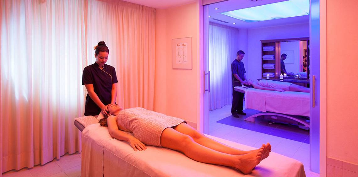 Eine Frau erhält eine Massage im Spa-Bereich des Lopesan Villa del Conde Resort.
