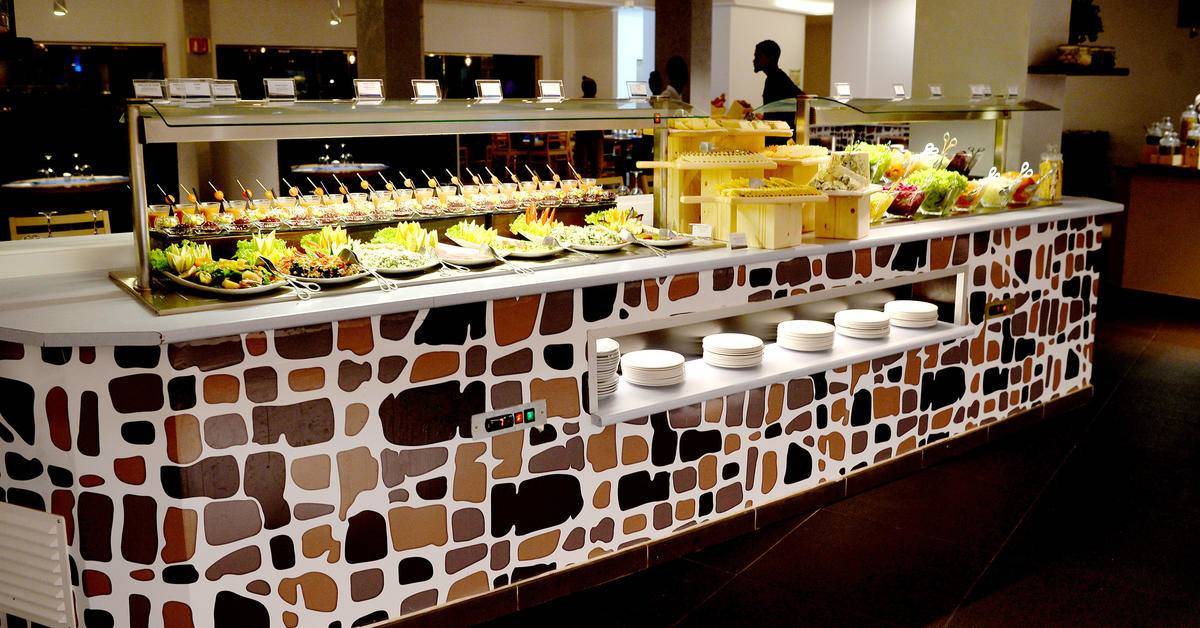 Buffetbereich im Melia Dunas Beach Resort & Spa mit verschiedenen Gerichten.