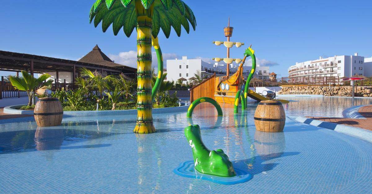 Kinderpool im Melia Dunas Beach Resort & Spa mit Piratenschiff und Wasserrutschen.