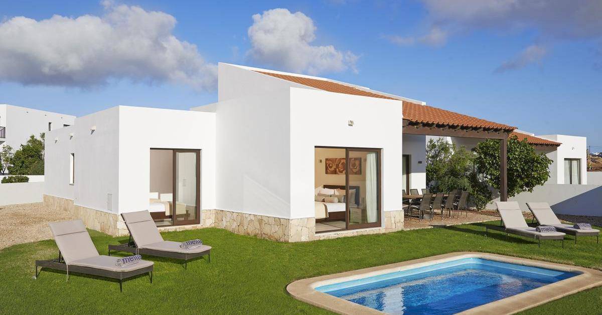 Melia Dunas Beach Resort & Spa Villa mit Pool und Liegewiese.