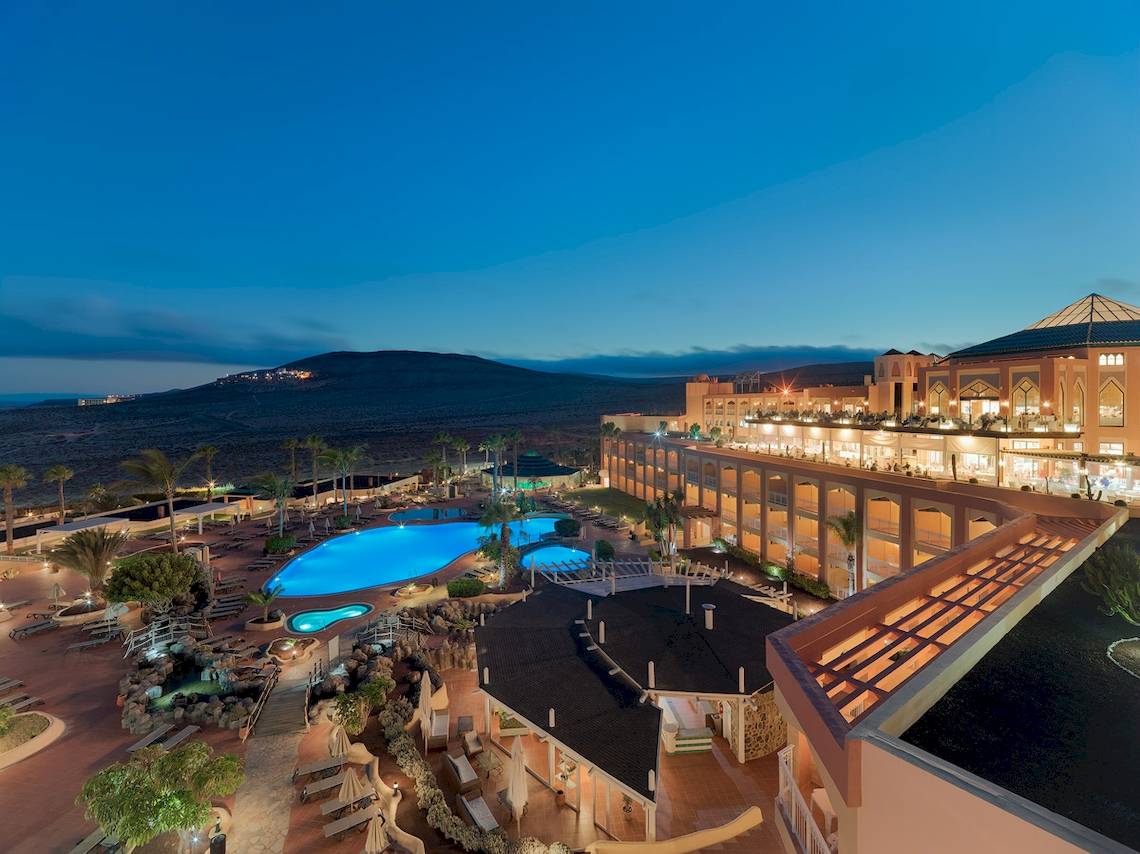 H10 Playa Esmeralda Hotel Außenansicht bei Nacht mit Swimmingpool und Bergpanorama