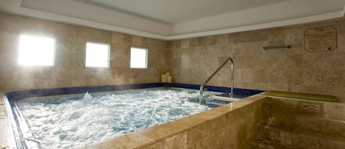 Jacuzzi im Hotel Catalonia Royal Tulum mit Wasser und Lichteffekten
