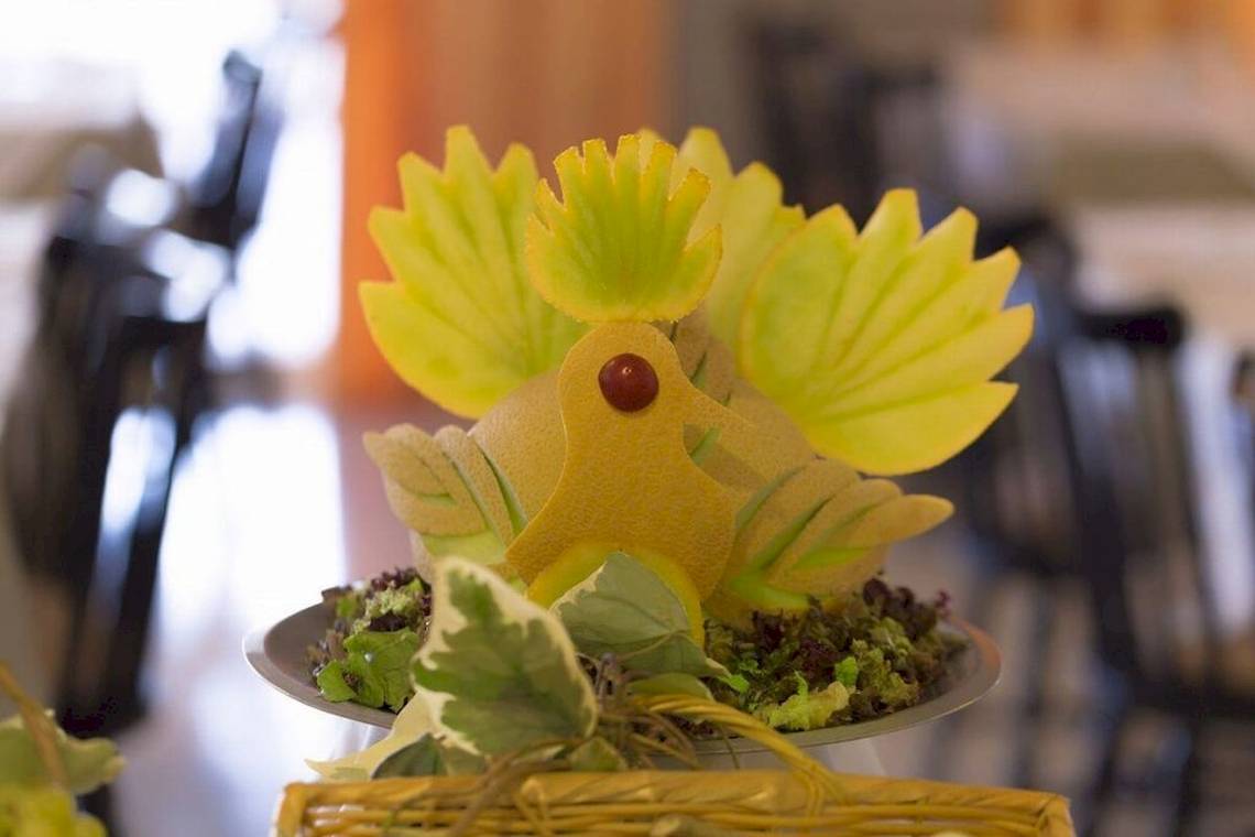 Obst- und Gemüsedekoration im Elea Beach Hotel.