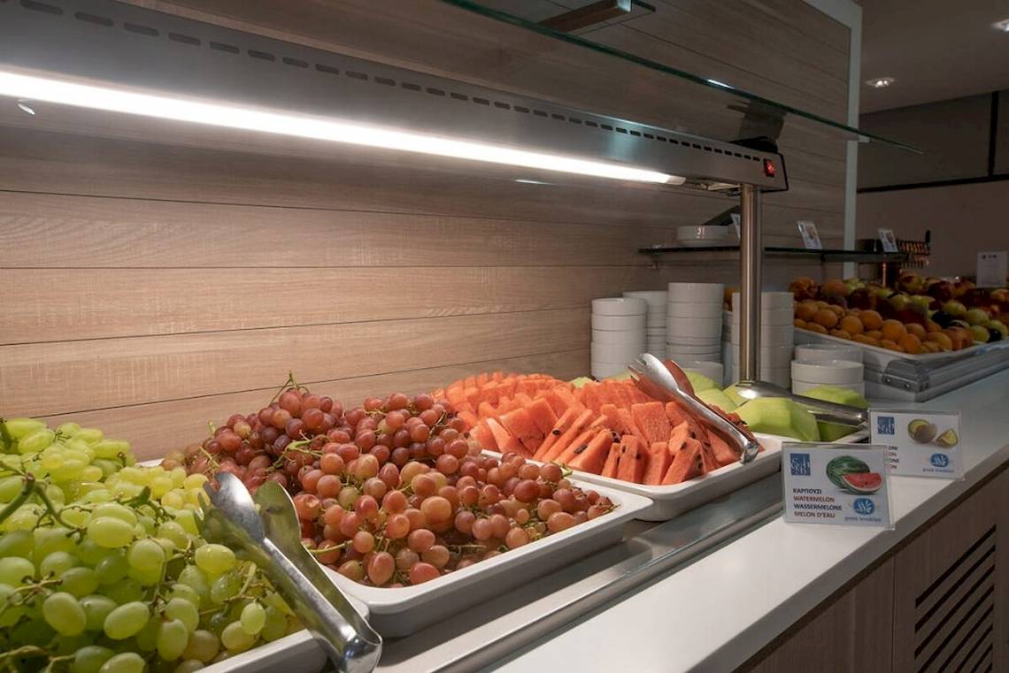 Frische Früchte wie Wassermelonen, Trauben und Melonen auf einem Buffet im Elea Beach Hotel.