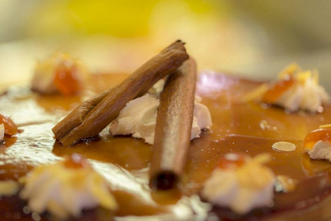 Nahaufnahme eines Desserts mit Zimtstangen und Sahne, serviert im Elea Beach Hotel.