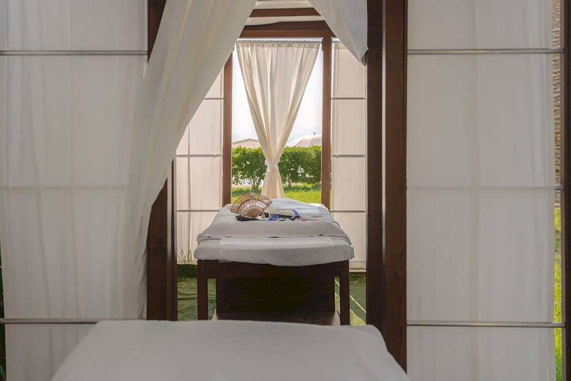 Massageraum im Elea Beach Hotel mit Blick auf eine grüne Landschaft