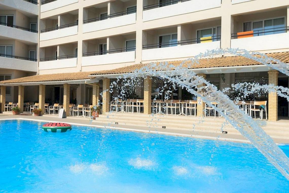 Außenpool des Elea Beach Hotels mit Wasserspiel und Sitzbereichen im Hintergrund.