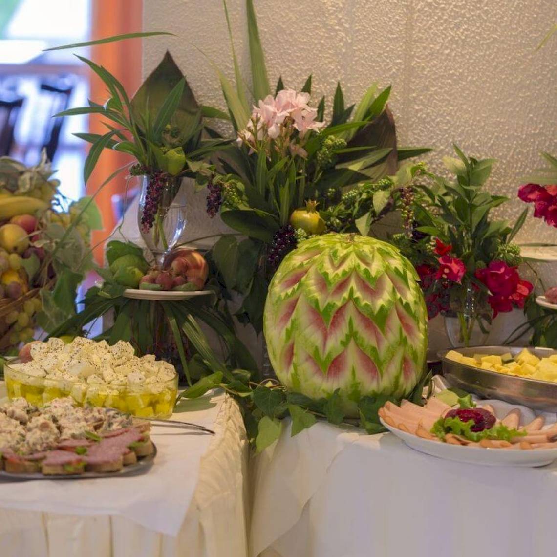 Elea Beach Hotel Buffettisch mit verschiedenen Speisen und Wassermelonen-Dekoration