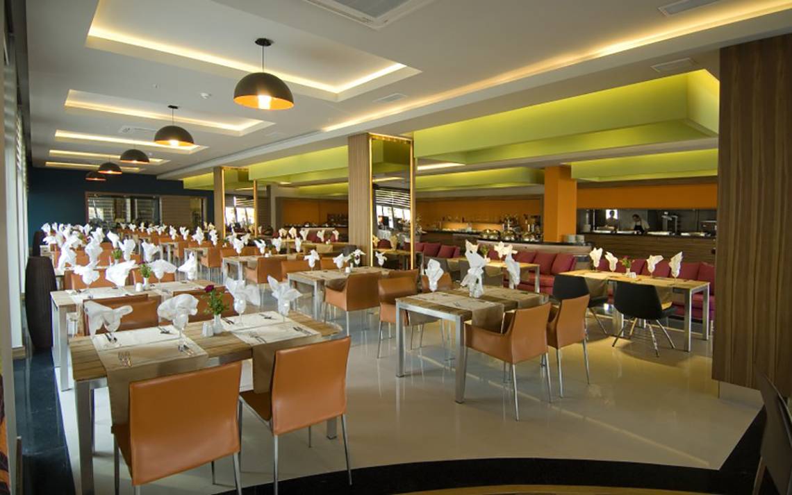 Innenansicht des Restaurants im Casa De Maris Spa & Resort mit gedeckten Tischen und moderner Einrichtung.