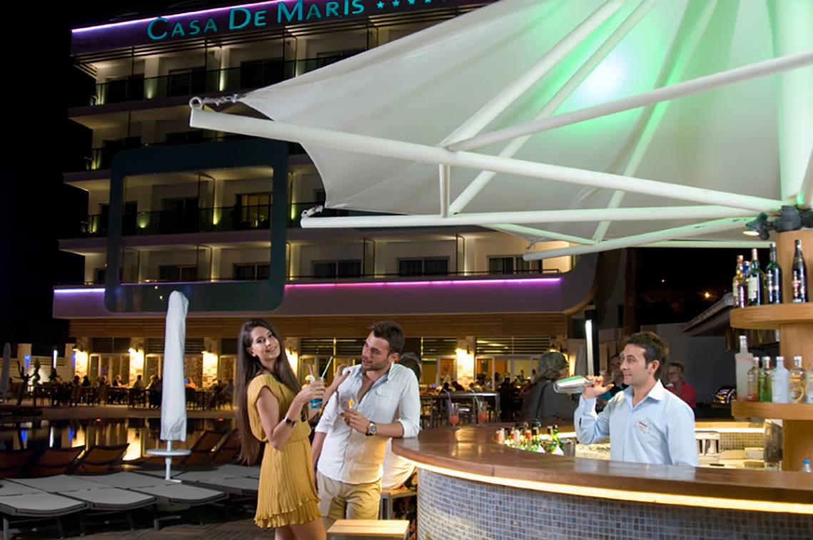 Nachtansicht der Bar vor dem Casa De Maris Spa & Resort Hotel.