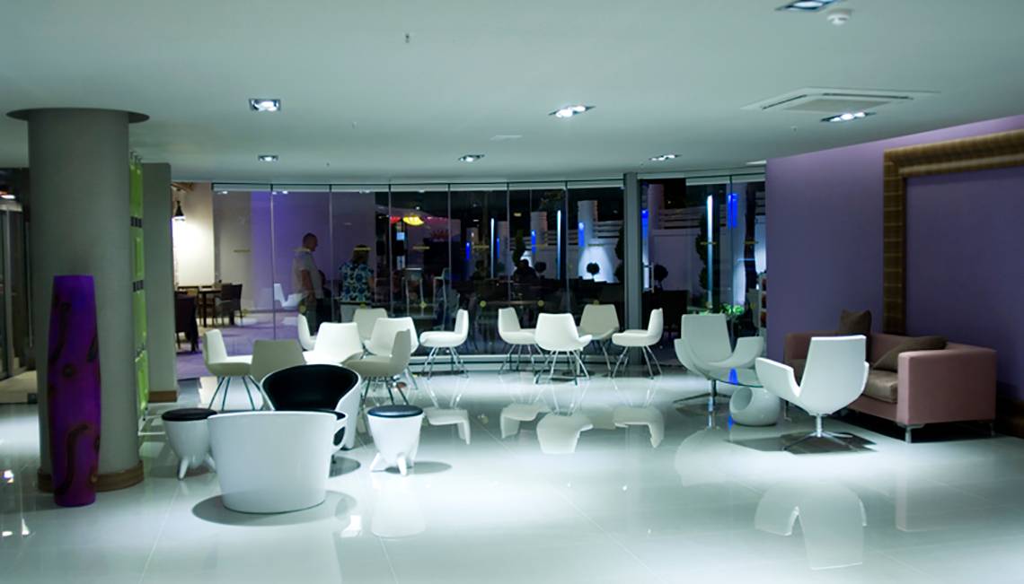 Lobby des Casa De Maris Spa & Resort mit weißen Möbeln und hellem Boden.