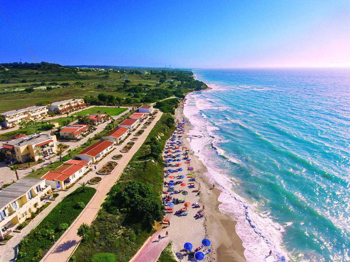 Luftaufnahme des Eurovillage Achilleas Hotels mit Strand und vielen Gästen.