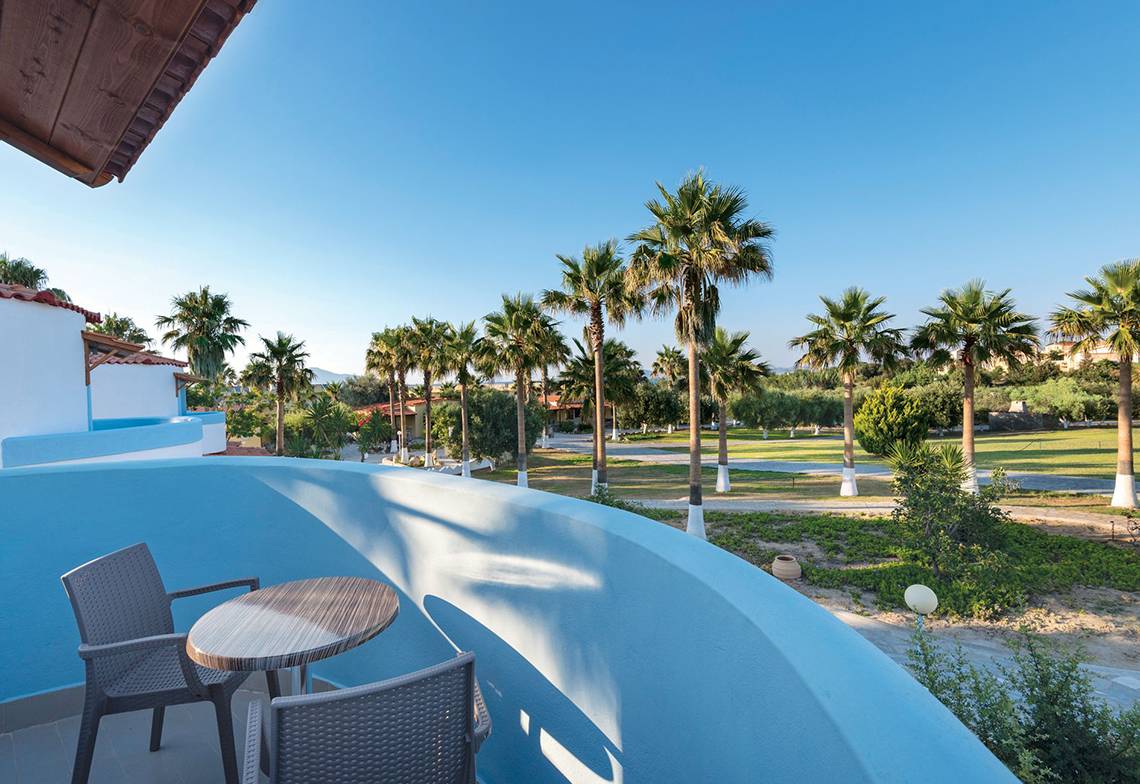 Blick vom Balkon des Eurovillage Achilleas Hotels auf Palmen und Landschaft