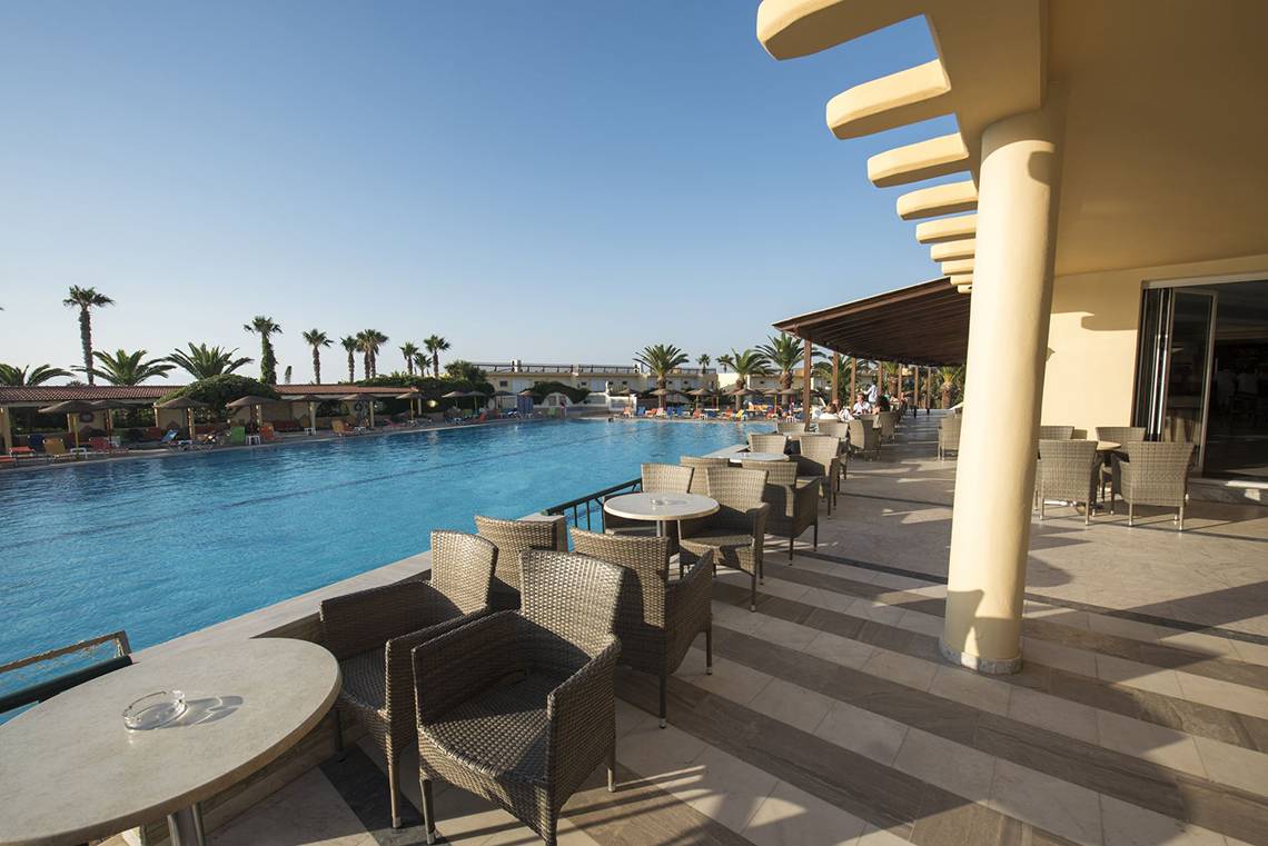 Außenterrasse des Eurovillage Achilleas Hotels mit Blick auf den Swimmingpool.