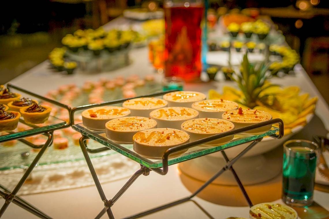 Buffet-Tisch im Le Peninsula Bay Beach Resort & Spa mit verschiedenen Desserts und Getränken.