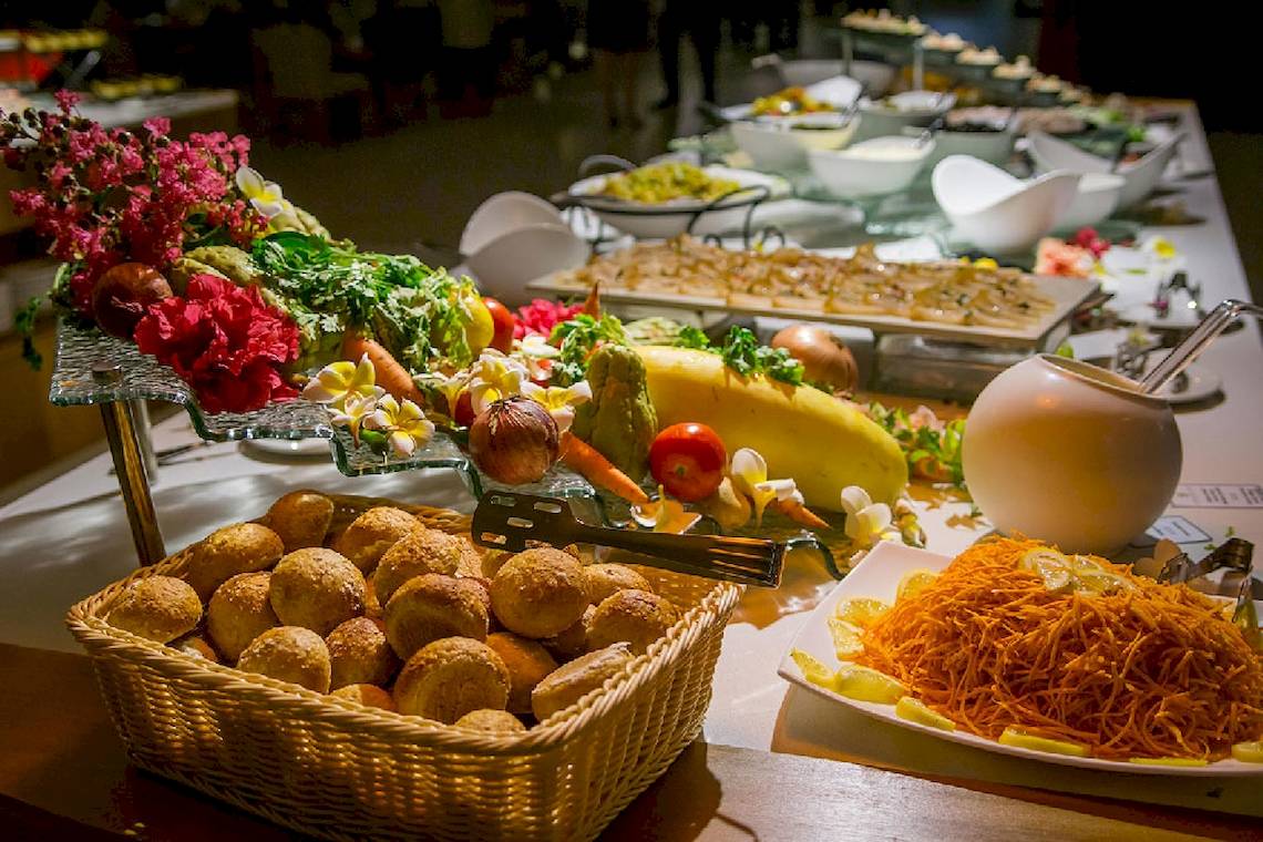 Buffettisch im Le Peninsula Bay Beach Resort mit verschiedenen Gerichten und Brötchen.