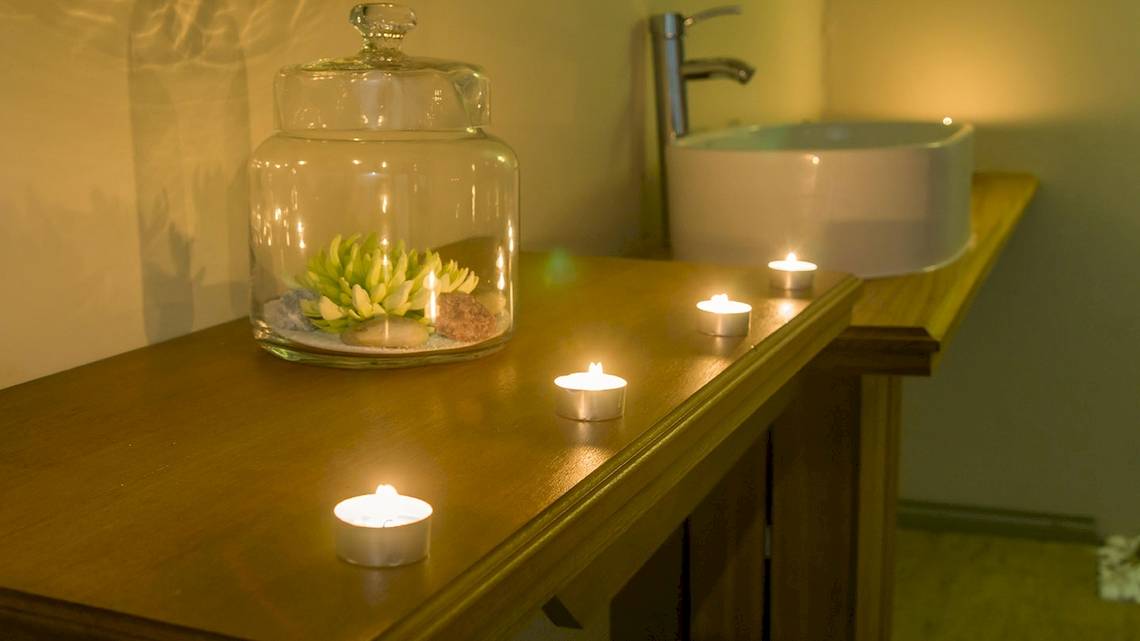 Badezimmer im Le Peninsula Bay Beach Resort & Spa mit Kerzen und Glasvase