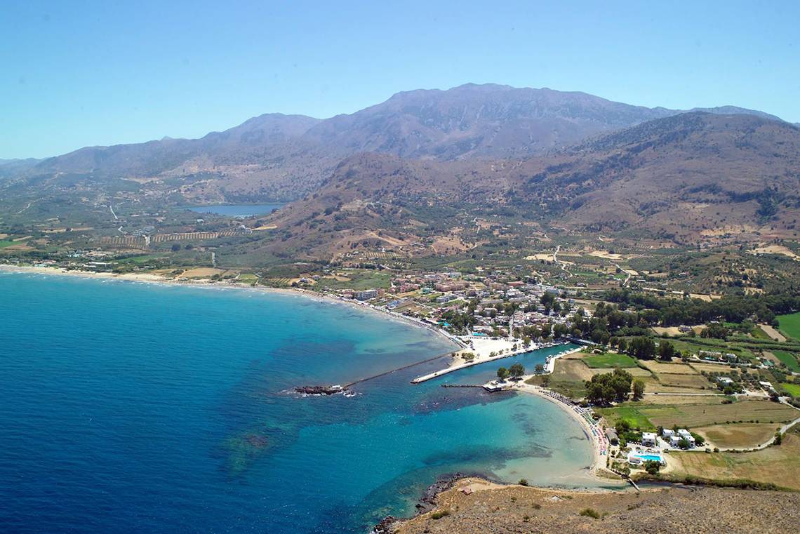 Luftaufnahme des Corissia Princess Hotels an der Küste mit Bergen und Meer