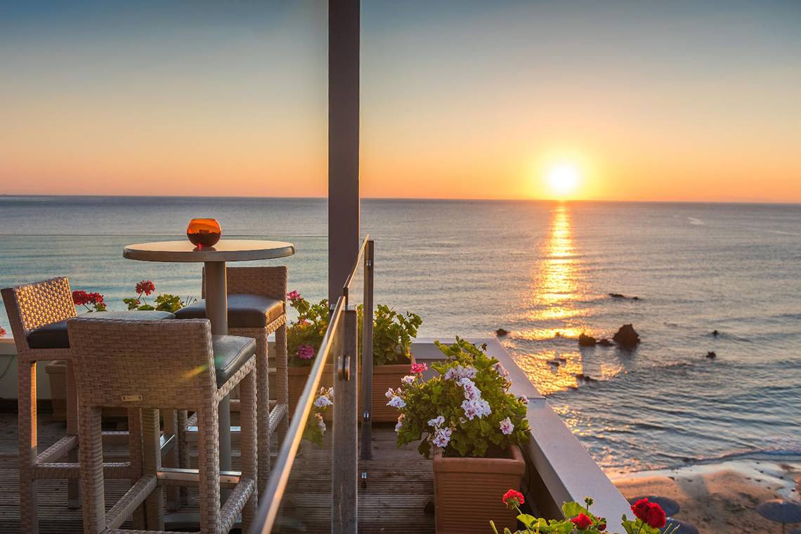 Corissia Princess Terrasse mit Meerblick bei Sonnenuntergang