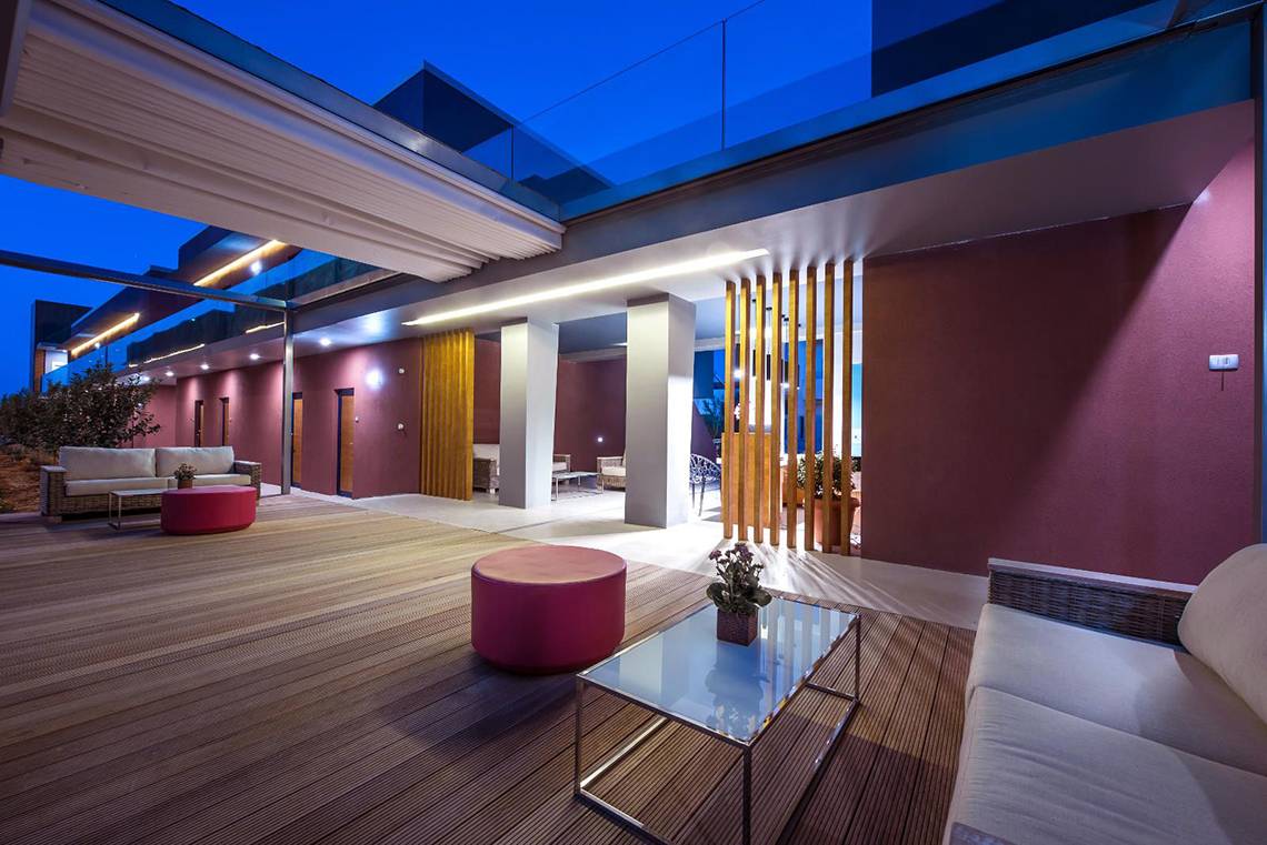 Corissia Princess Hotel Terrasse bei Nacht mit Möbeln und Beleuchtung
