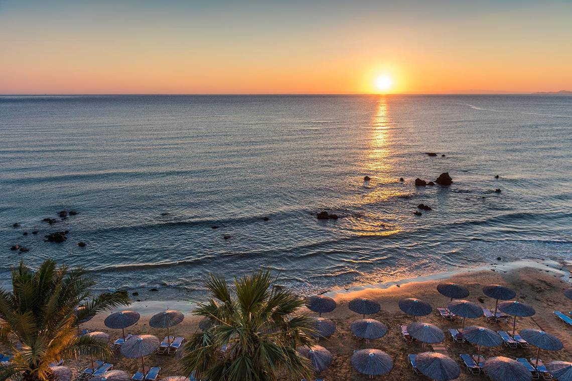 Corissia Princess Strand mit Sonnenuntergang und Sonnenreflexion im Wasser