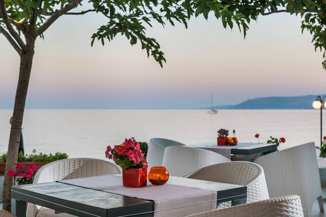 Außenterrasse des Corissia Princess Hotels mit Blick auf das Meer.
