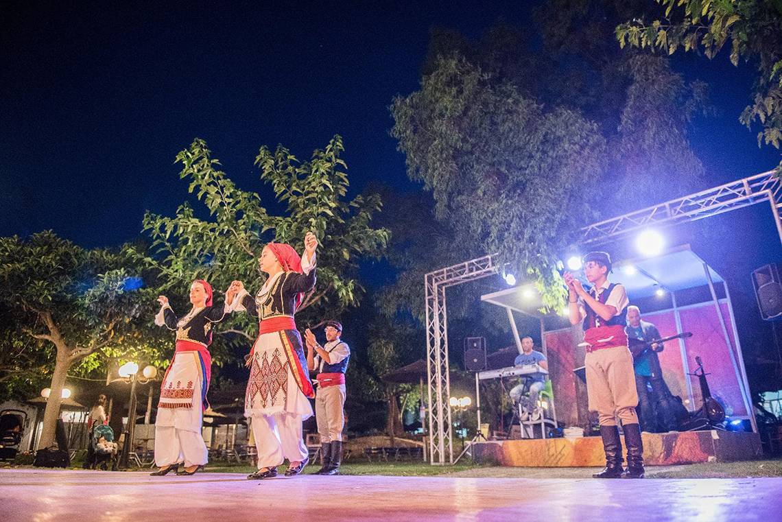Gruppe traditioneller Tänzer auf der Bühne des Corissia Princess Hotels bei einer Abendveranstaltung.