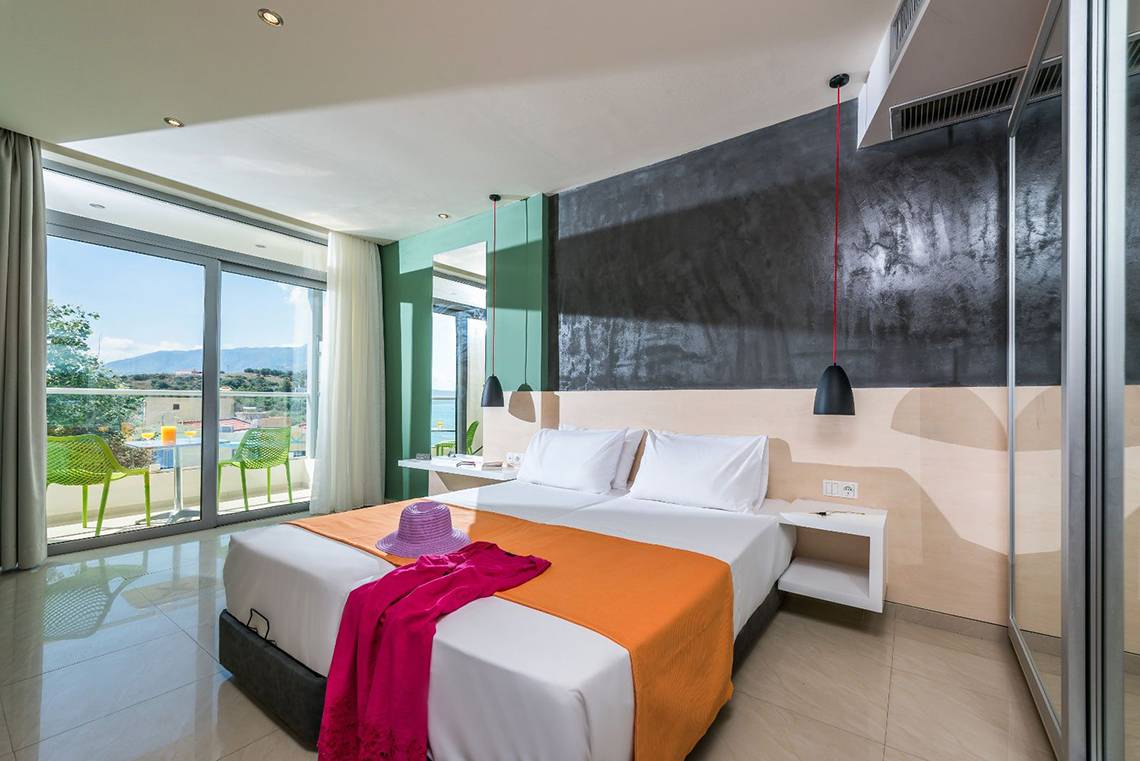Zimmer im Corissia Princess Hotel mit Blick auf den Balkon und das Meer.