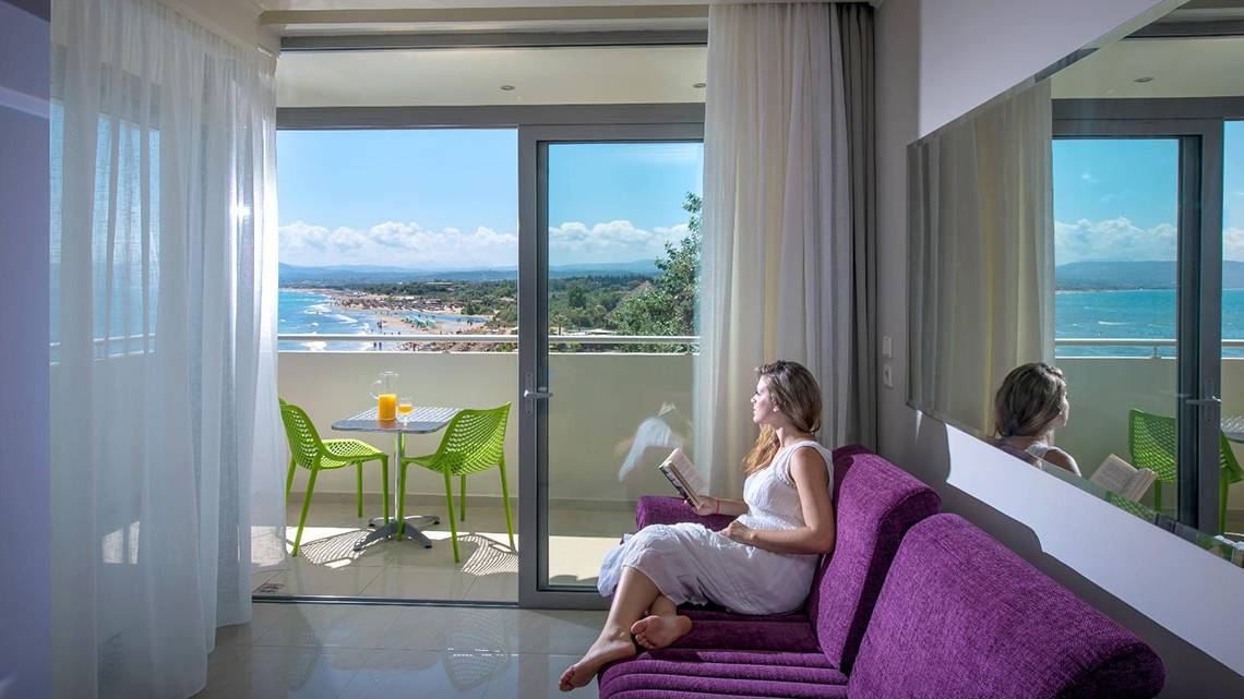 Frau auf dem Balkon des Corissia Princess Hotels mit Meerblick
