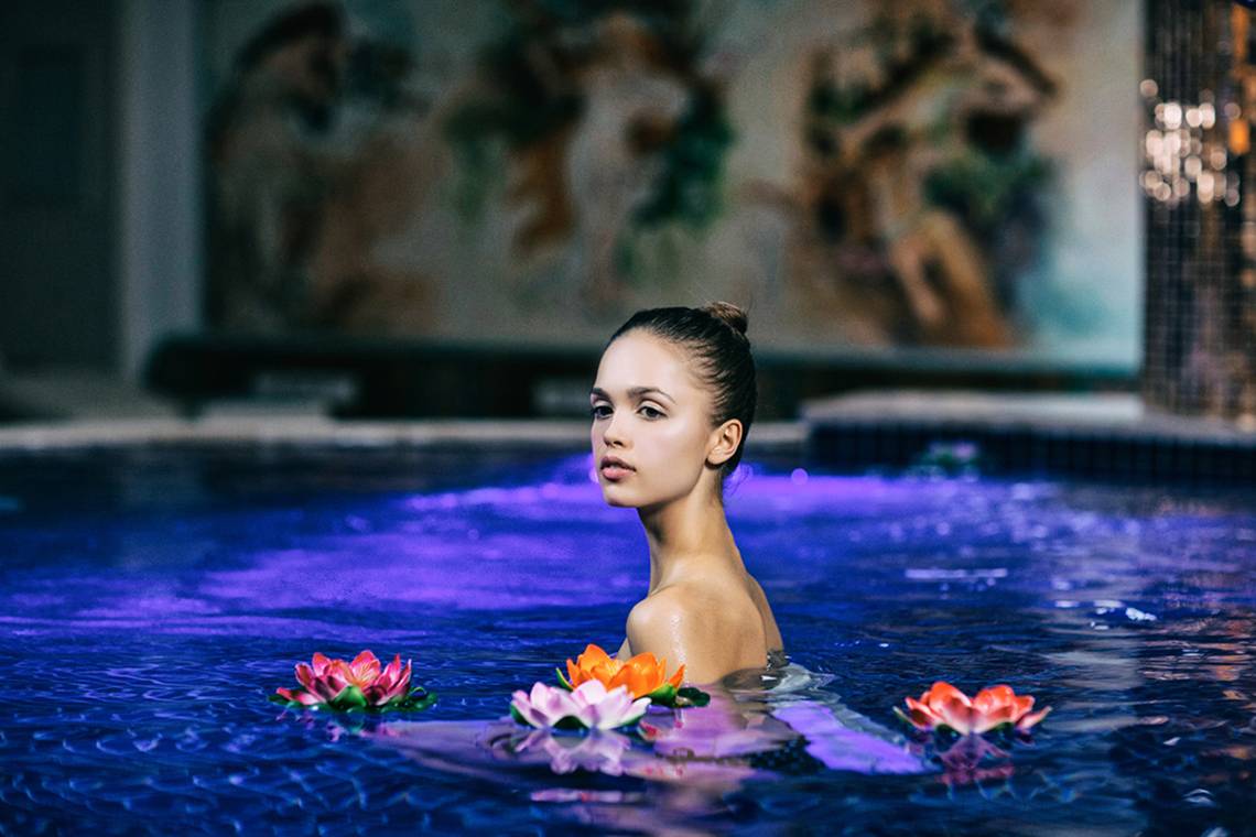 Frau im Pool mit Lotusblumen bei Dalyan Resort Hotel