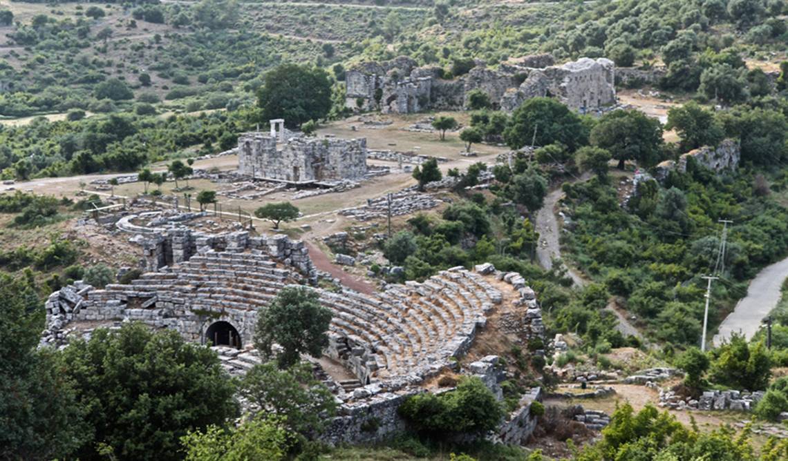 Luftaufnahme von antiken Ruinen des lydischen Theaters in Sardes