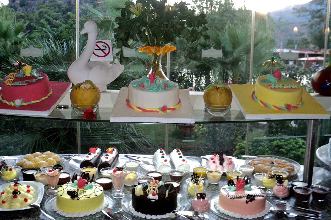 Geburtstagskuchen-Display im Dalyan Resort Hotel mit verschiedenen Kuchen und Desserts.
