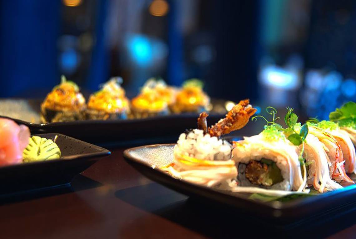 Sushi-Platte im Southern Sun Abu Dhabi Hotel mit Garnelen und Hummer.