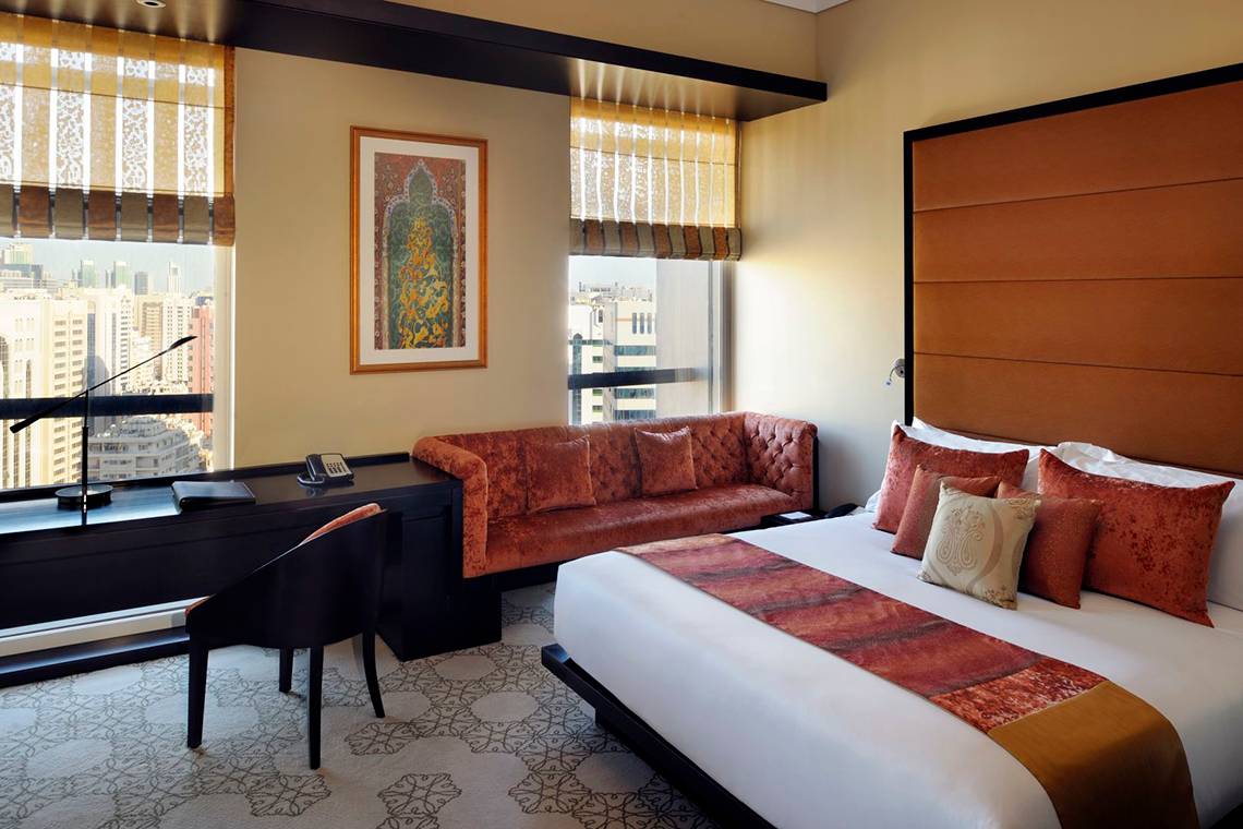 Hotelzimmer im Southern Sun Abu Dhabi mit Blick auf die Stadt.