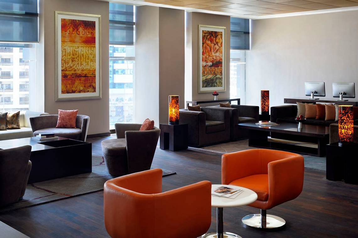 Hotellobby des Southern Sun Abu Dhabi mit modernen Möbeln und Kunstwerken.