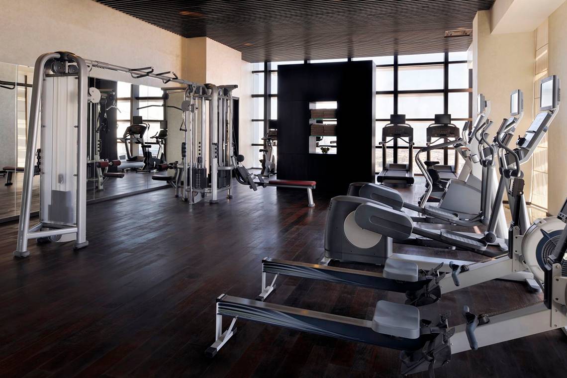 Fitnessraum im Southern Sun Abu Dhabi mit verschiedenen Trainingsgeräten und Geräten.