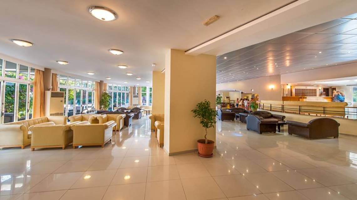 Hotellobby mit Sofas und Pflanze im Akti Beach Club