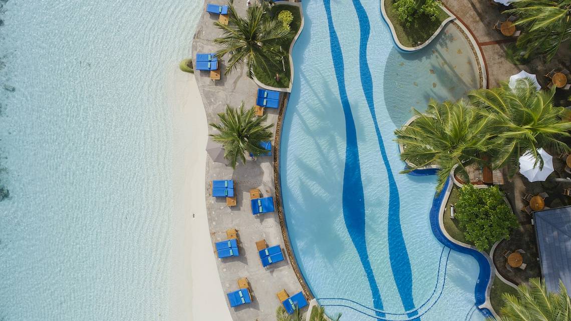 Royal Island Resort & Spa in Malediven, Pool, Meer