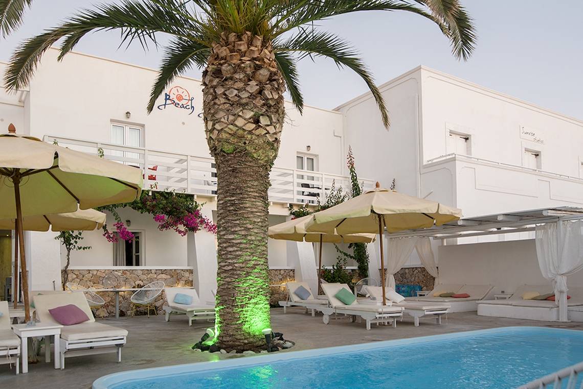 Der Poolbereich des Beach Boutique Hotels mit Loungemöbeln und Sonnenschirmen.