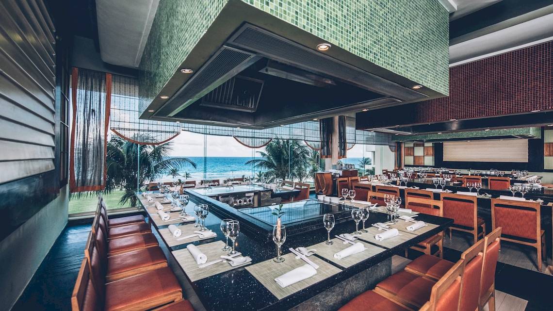 Innenbereich des Restaurants im Iberostar Selection Cancun mit Blick auf das Meer.