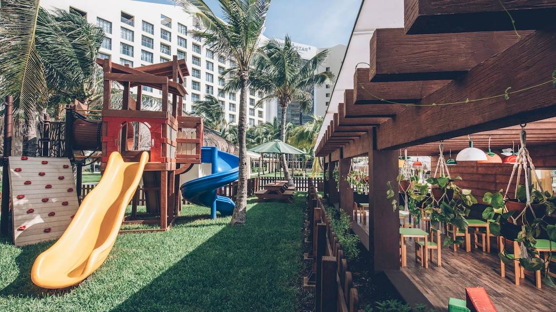 Kinderspielplatz im Iberostar Selection Cancun Hotel mit Rutsche und Kletterwand.