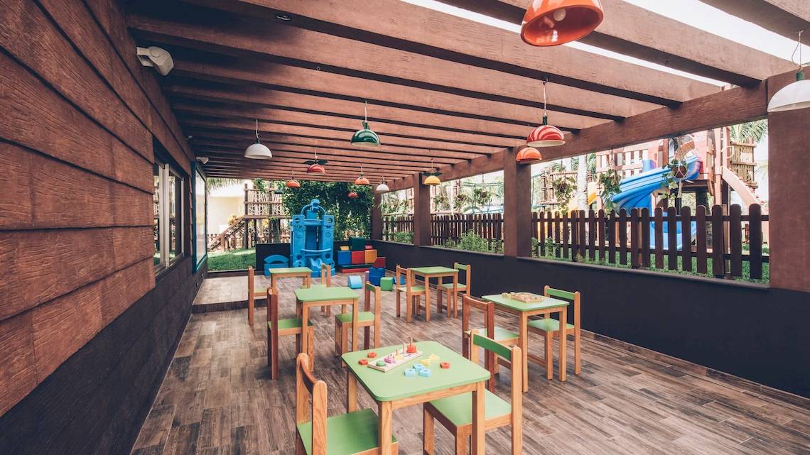 Kinderspielbereich im Iberostar Selection Cancun mit Tischen, Stühlen und Spielgeräten.
