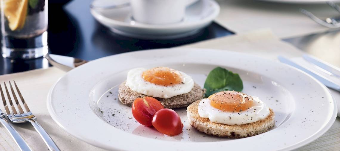 Frühstück im Santo Pure Oia Suites & Villas mit zwei gebratenen Eiern, Tomaten und Toast