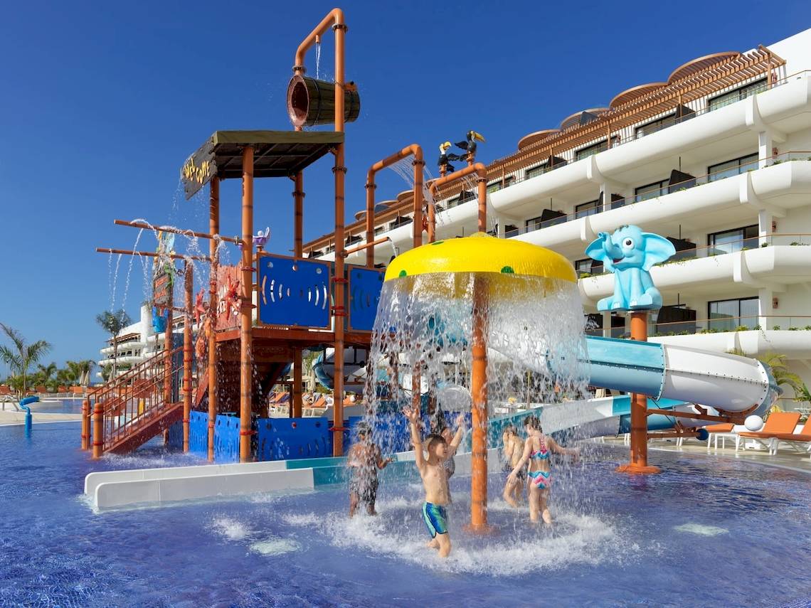 Kinder spielen im Wasserpark des H10 Atlantic Sunset Hotels