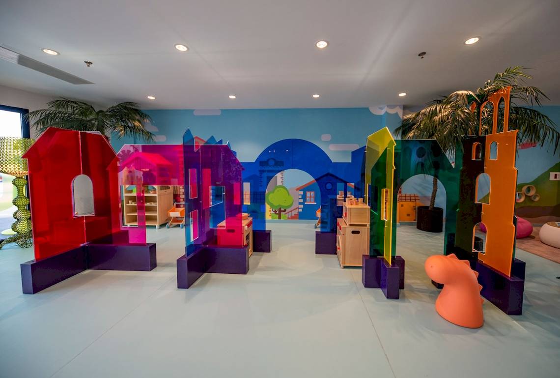 Kinderspielzimmer im H10 Atlantic Sunset Hotel mit bunten Gebäudestrukturen.