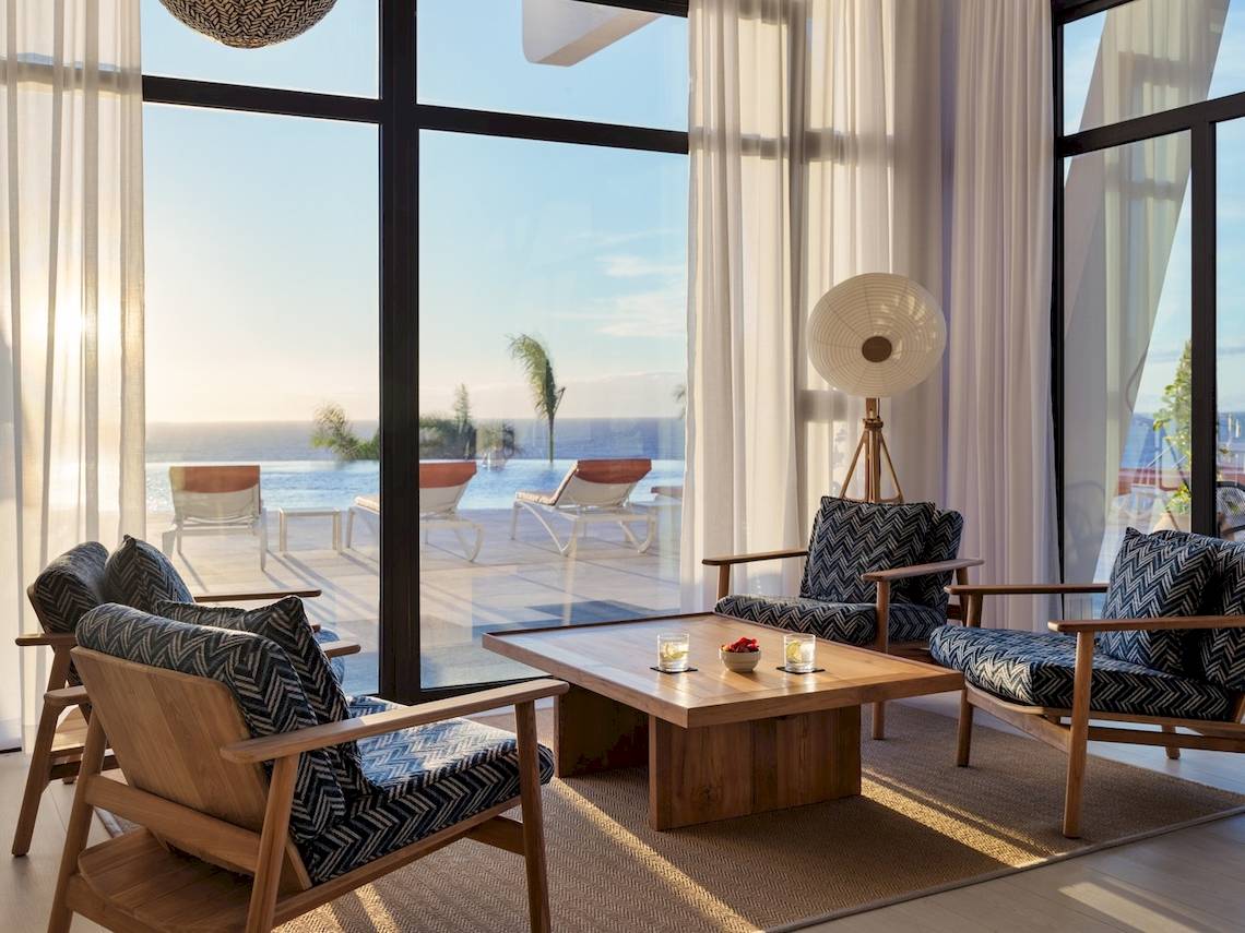 Innenraum des H10 Atlantic Sunset Hotels mit Blick auf das Meer und die Terrasse.